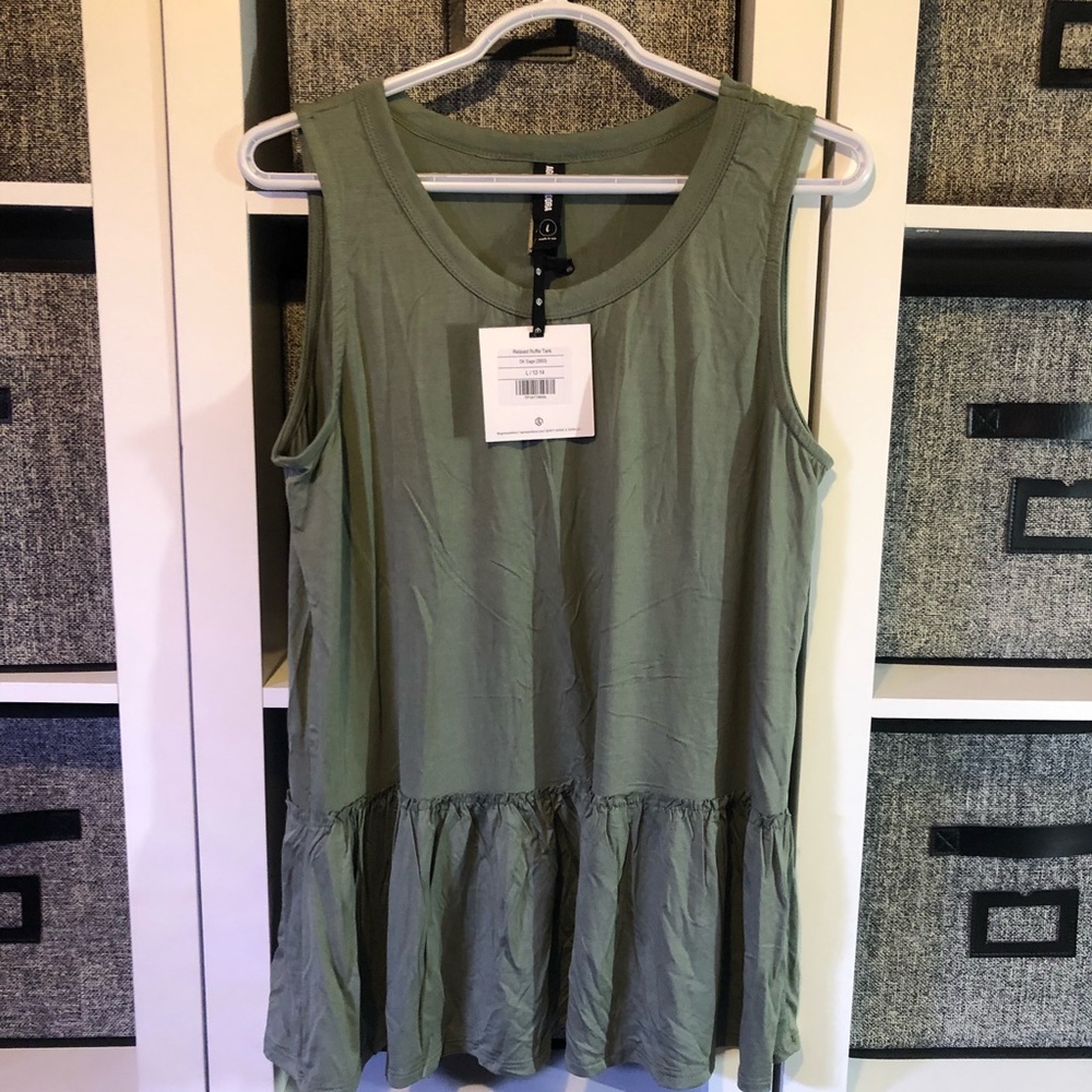 Agnes & Dora Relaxed Ruffle Tank Large - Picture 2 of 5